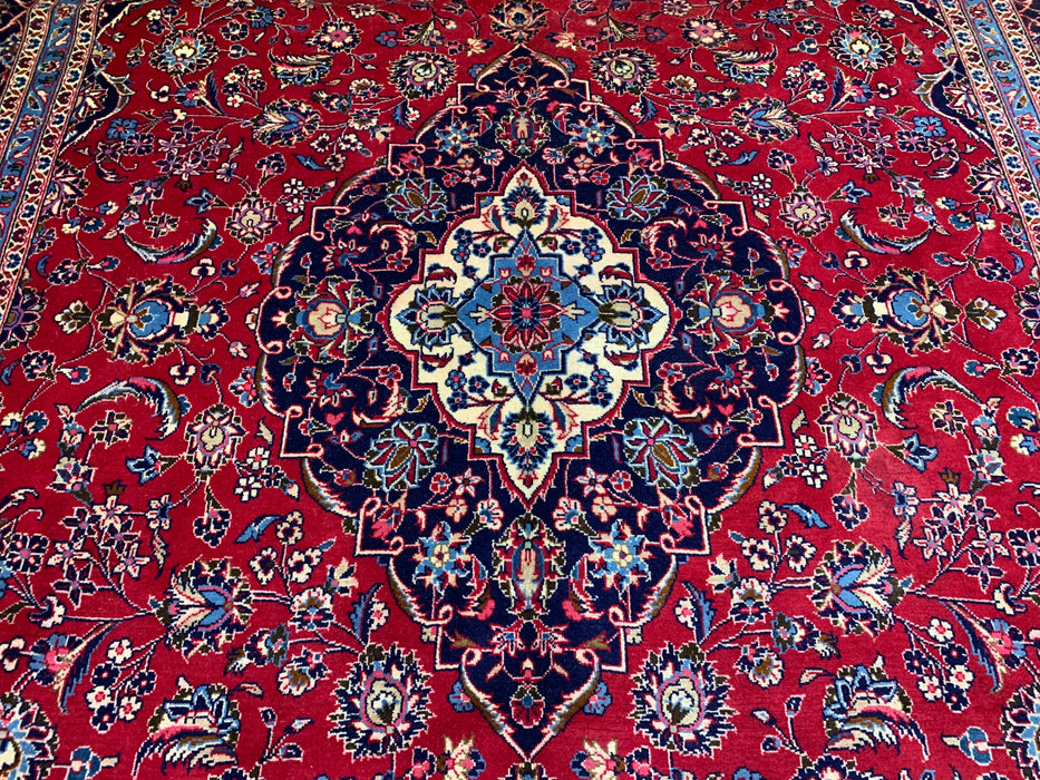 9’6” × 13’11” Handgeknoopt wollen Perzisch tapijt – Rood met marineblauwe rand en centraal medaillon