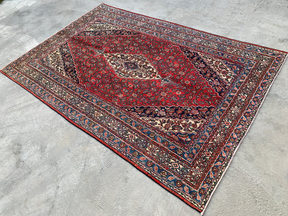 Handgemaakt Perzisch wollen vloerkleed 7x10 - Rood, blauw en ivoorkleurig traditioneel Perzisch kleed met geometrisch medaillon - Exacte afmetingen 10'5" x 7'0" - KBHM-1038