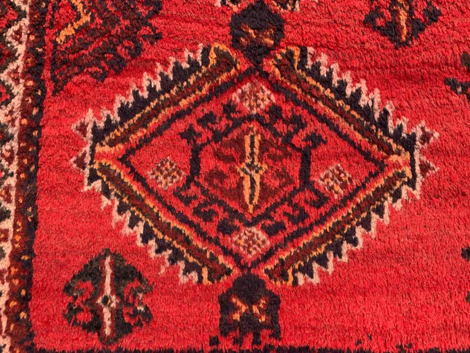 8'1 x 4'11 Handgeknoopt Perzisch wollen vloerkleed in rood, zwart & ivoor met tribaal geometrisch ruitpatroon | KBHM-1046