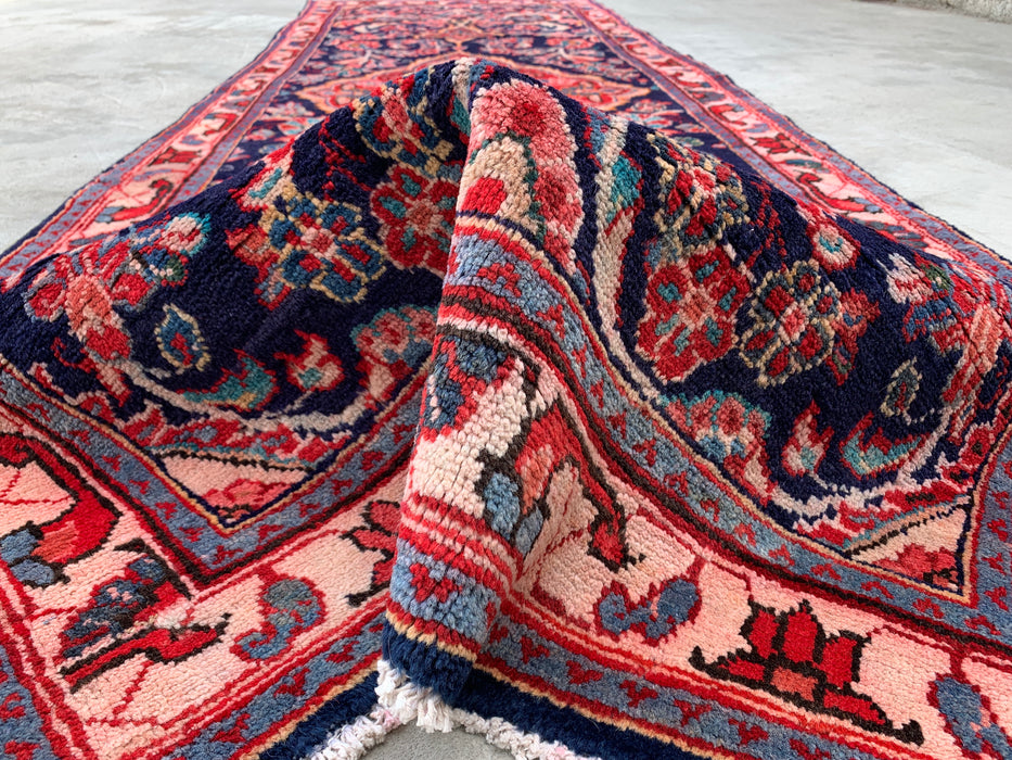 11'9 x 3'9 handgeknoopt Perzisch wollen loperkleed in marineblauw, roze & ivoor met traditioneel bloemenmedaillonontwerp | KBHM-1049