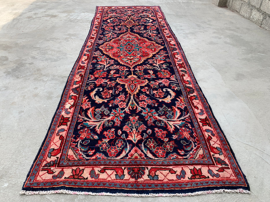 11'9 x 3'9 handgeknoopt Perzisch wollen loperkleed in marineblauw, roze & ivoor met traditioneel bloemenmedaillonontwerp | KBHM-1049