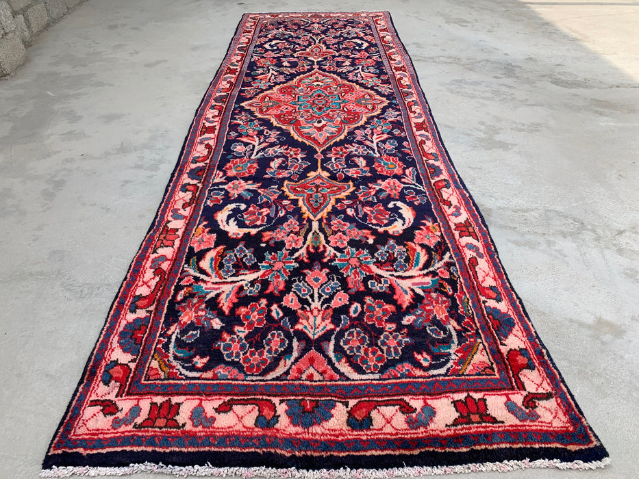 11'9 x 3'9 handgeknoopt Perzisch wollen loperkleed in marineblauw, roze & ivoor met traditioneel bloemenmedaillonontwerp | KBHM-1049