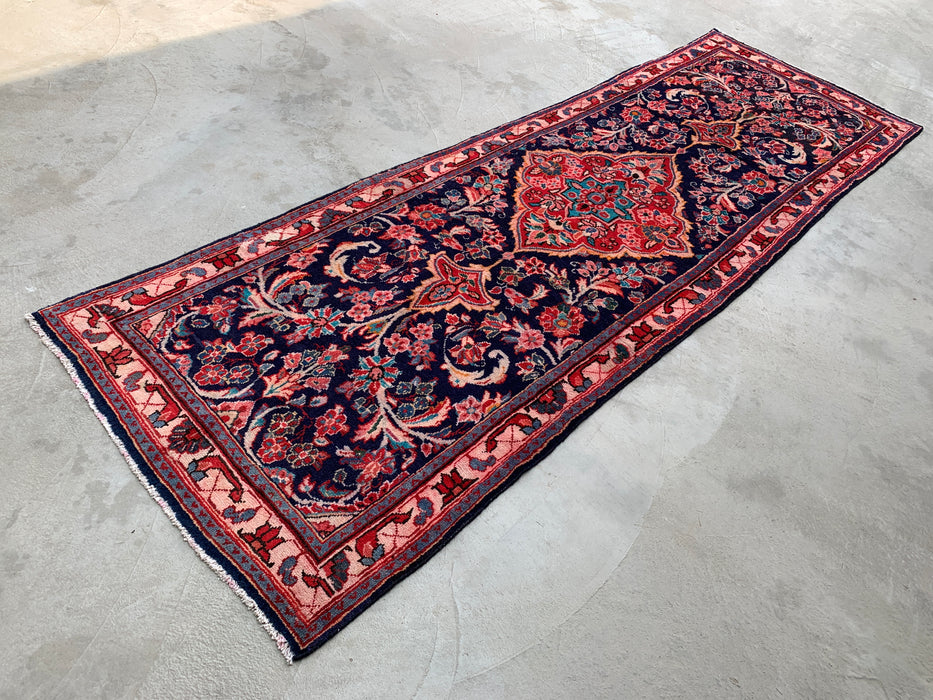 11'9 x 3'9 handgeknoopt Perzisch wollen loperkleed in marineblauw, roze & ivoor met traditioneel bloemenmedaillonontwerp | KBHM-1049