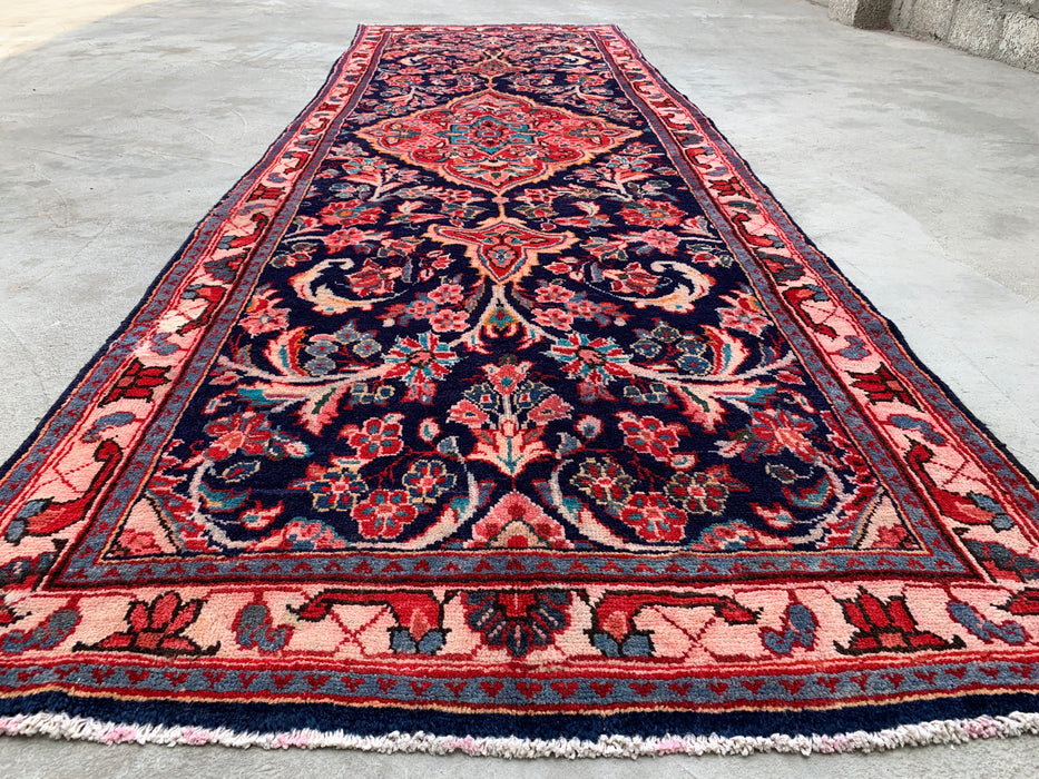 11'9 x 3'9 handgeknoopt Perzisch wollen loperkleed in marineblauw, roze & ivoor met traditioneel bloemenmedaillonontwerp | KBHM-1049
