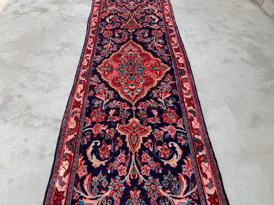 11'9 x 3'9 handgeknoopt Perzisch wollen loperkleed in marineblauw, roze & ivoor met traditioneel bloemenmedaillonontwerp | KBHM-1049