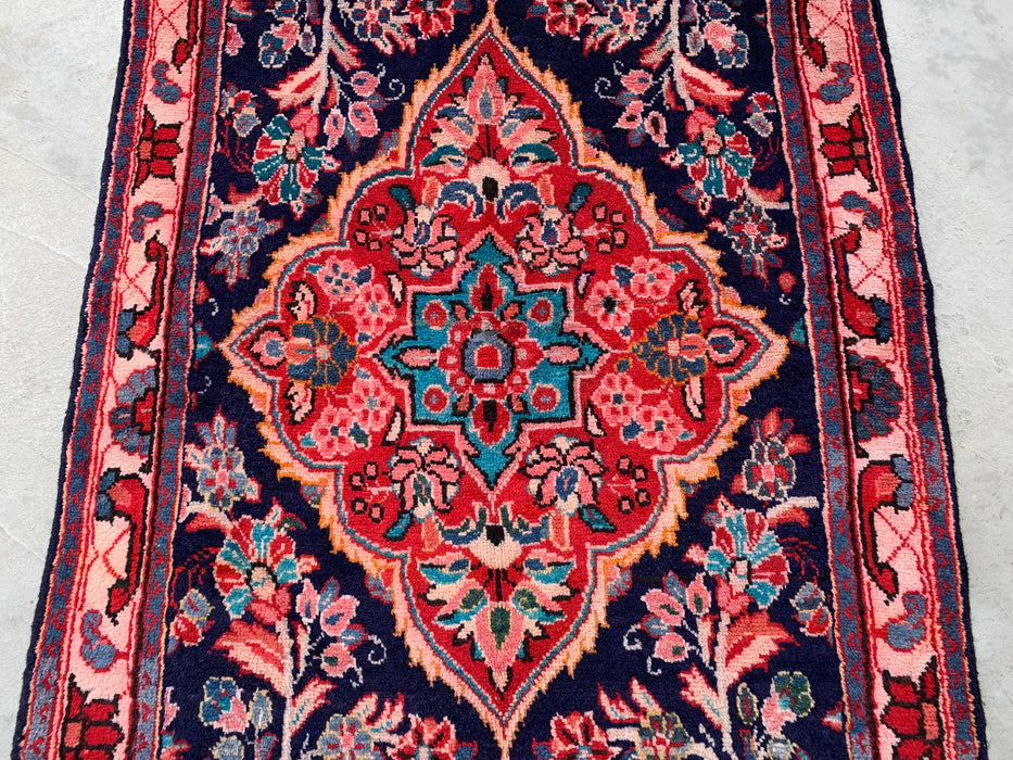 11'9 x 3'9 handgeknoopt Perzisch wollen loperkleed in marineblauw, roze & ivoor met traditioneel bloemenmedaillonontwerp | KBHM-1049
