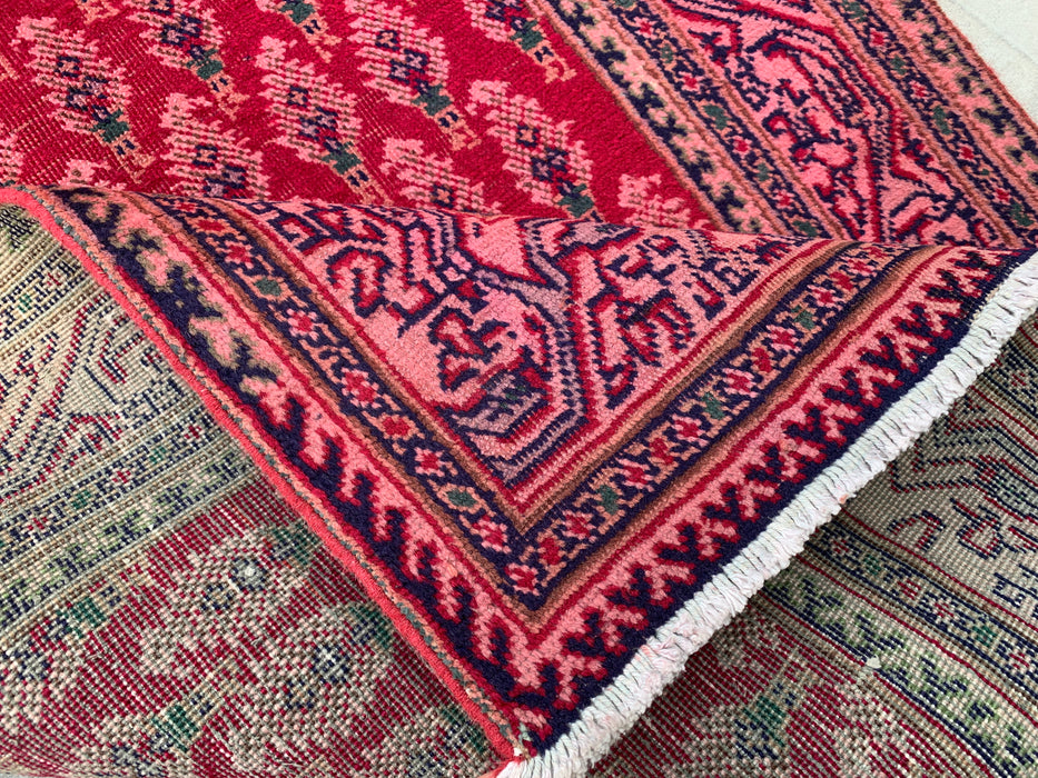 338 x 94 cm handgeknoopt Perzisch wollen loperkleed met herhalend bloemmotief in rood, roze en marineblauw | KBHM-1050