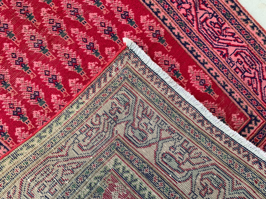 338 x 94 cm handgeknoopt Perzisch wollen loperkleed met herhalend bloemmotief in rood, roze en marineblauw | KBHM-1050