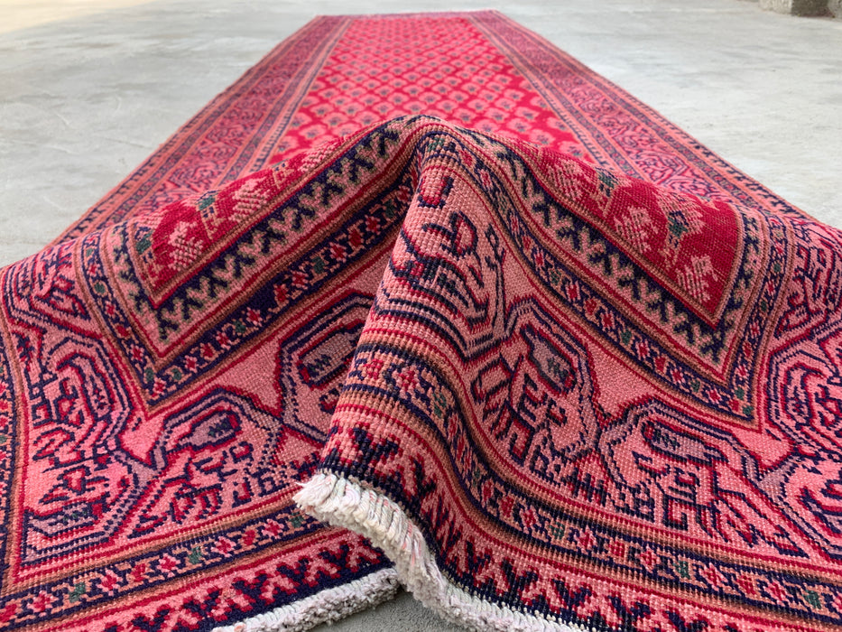 338 x 94 cm handgeknoopt Perzisch wollen loperkleed met herhalend bloemmotief in rood, roze en marineblauw | KBHM-1050