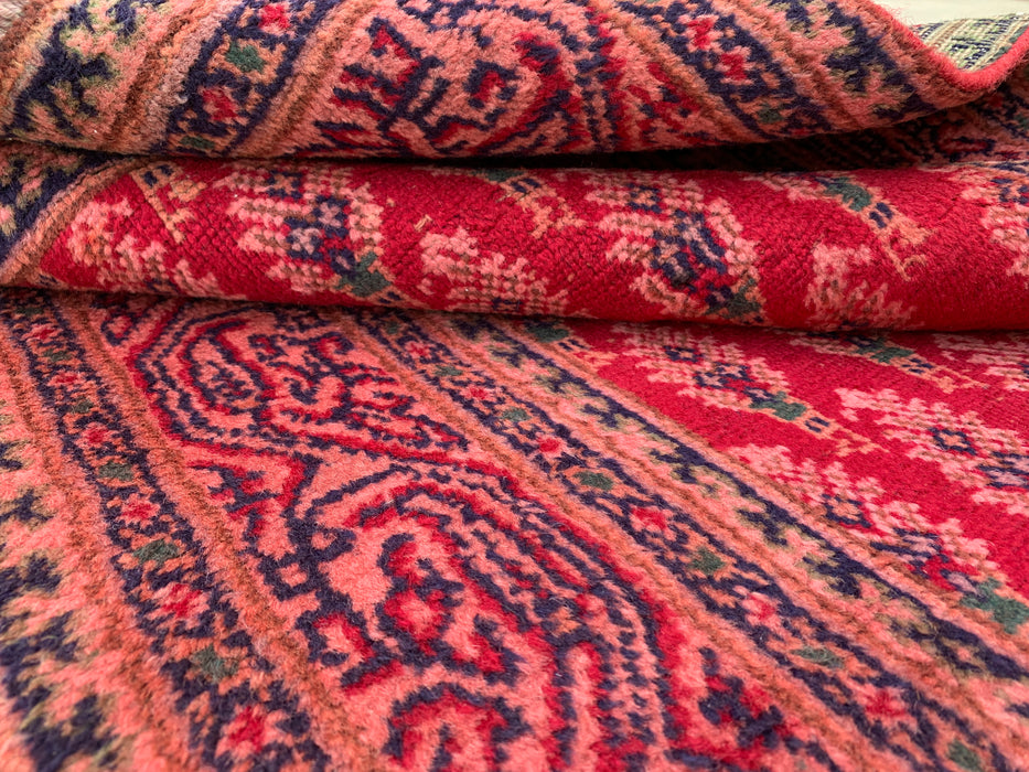 338 x 94 cm handgeknoopt Perzisch wollen loperkleed met herhalend bloemmotief in rood, roze en marineblauw | KBHM-1050