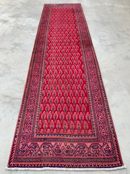 338 x 94 cm handgeknoopt Perzisch wollen loperkleed met herhalend bloemmotief in rood, roze en marineblauw | KBHM-1050