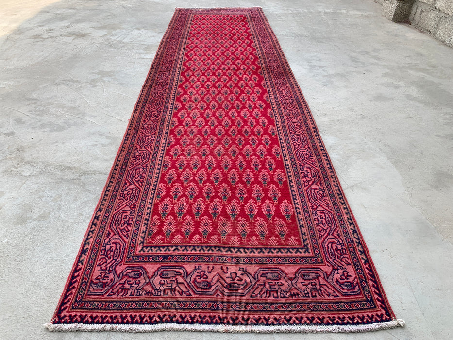 338 x 94 cm handgeknoopt Perzisch wollen loperkleed met herhalend bloemmotief in rood, roze en marineblauw | KBHM-1050