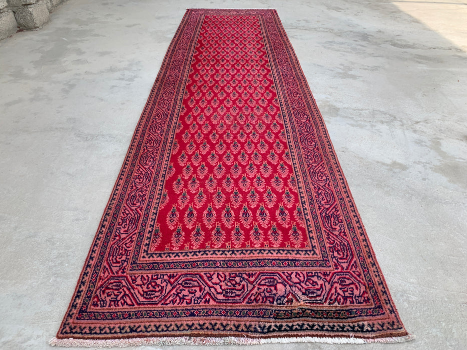 338 x 94 cm handgeknoopt Perzisch wollen loperkleed met herhalend bloemmotief in rood, roze en marineblauw | KBHM-1050