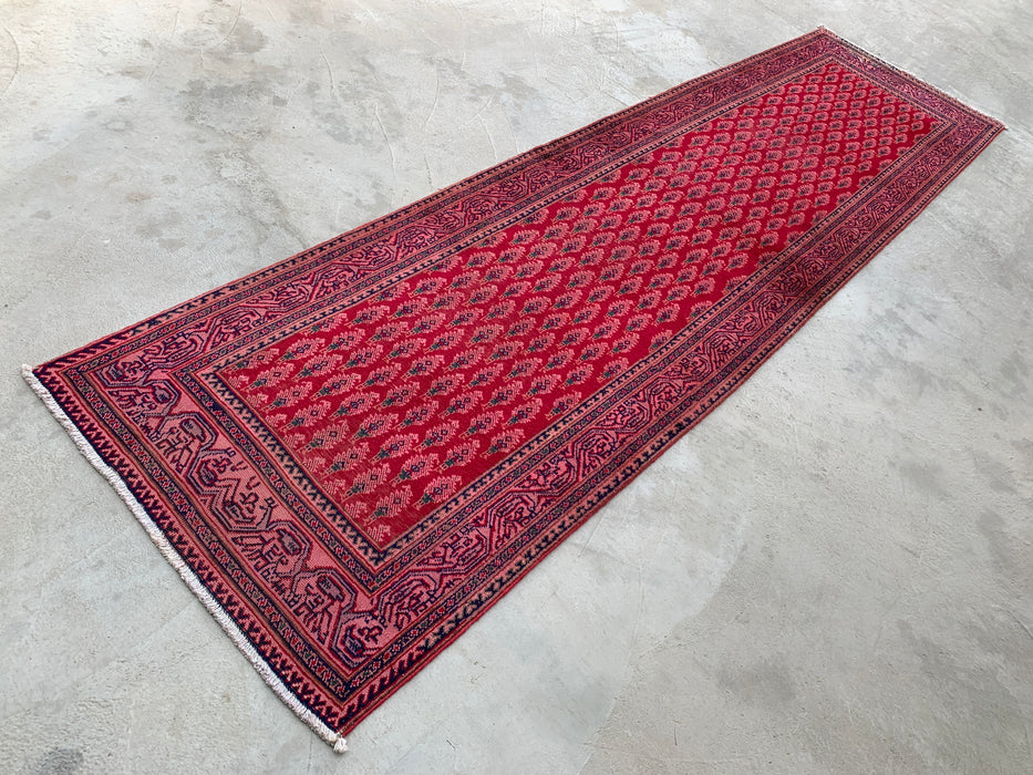 338 x 94 cm handgeknoopt Perzisch wollen loperkleed met herhalend bloemmotief in rood, roze en marineblauw | KBHM-1050