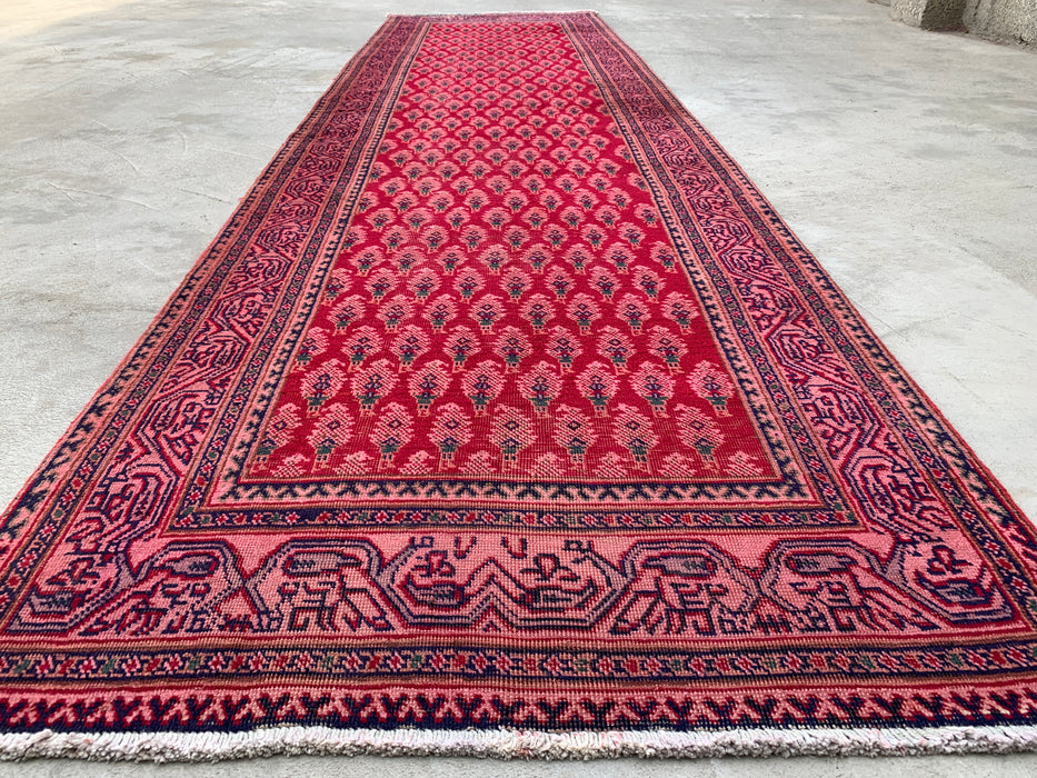 338 x 94 cm handgeknoopt Perzisch wollen loperkleed met herhalend bloemmotief in rood, roze en marineblauw | KBHM-1050