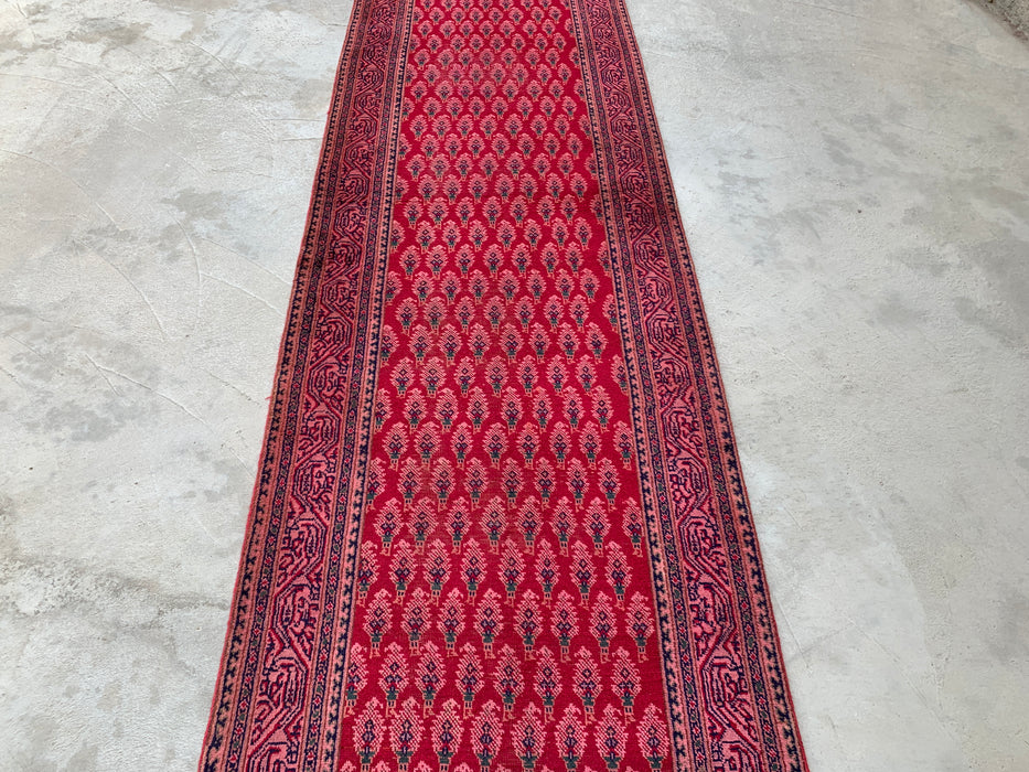 338 x 94 cm handgeknoopt Perzisch wollen loperkleed met herhalend bloemmotief in rood, roze en marineblauw | KBHM-1050