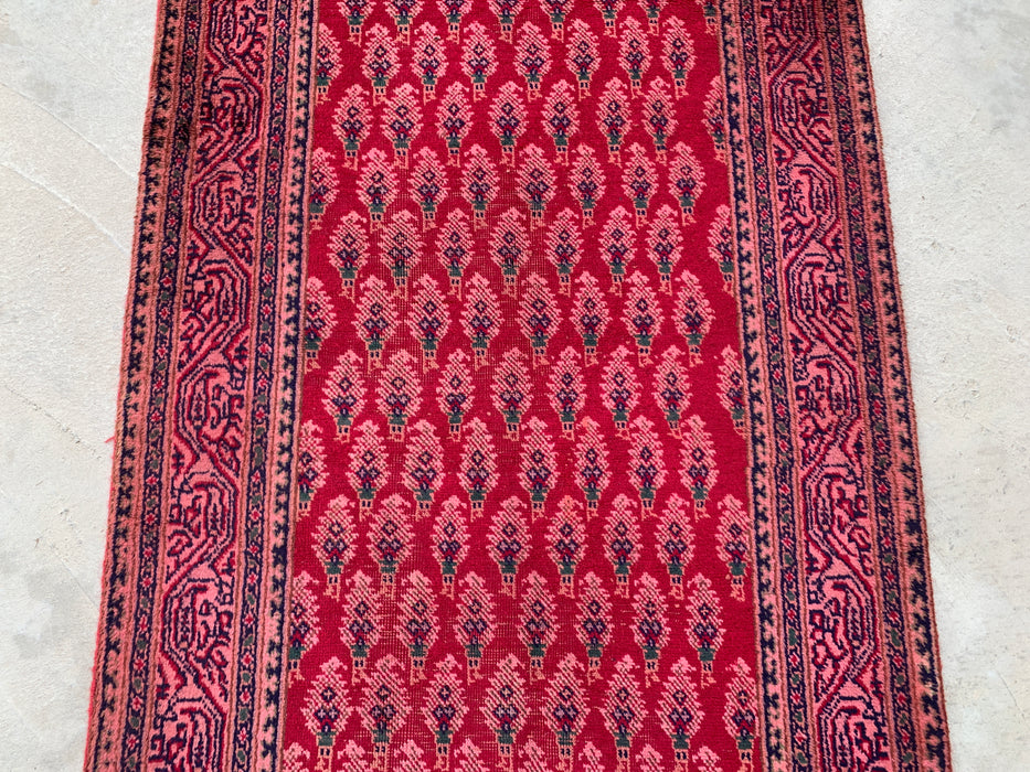 338 x 94 cm handgeknoopt Perzisch wollen loperkleed met herhalend bloemmotief in rood, roze en marineblauw | KBHM-1050