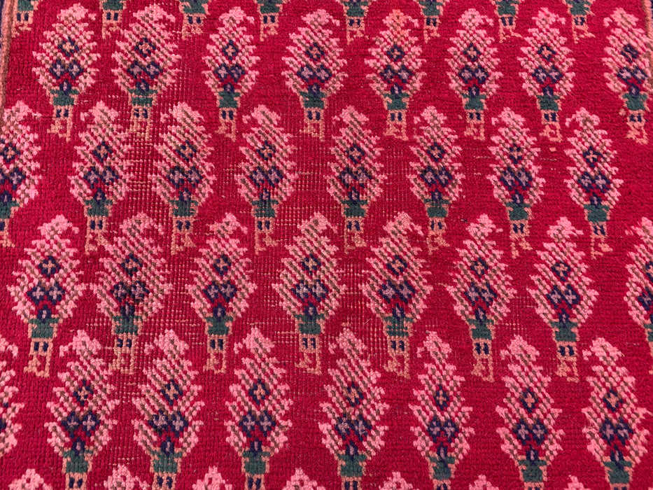 338 x 94 cm handgeknoopt Perzisch wollen loperkleed met herhalend bloemmotief in rood, roze en marineblauw | KBHM-1050