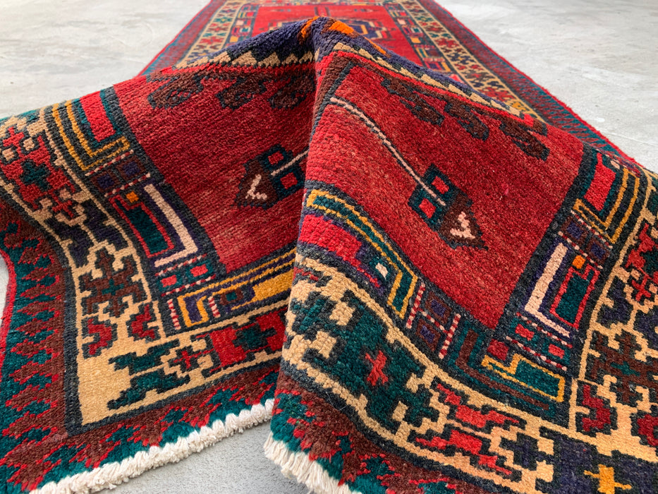 7'8 x 3'1 Handgeknoopt Perzisch wollen loperkleed in rood, marineblauw & ivoor met tribaal geometrisch medaillonontwerp | KBHM-1051