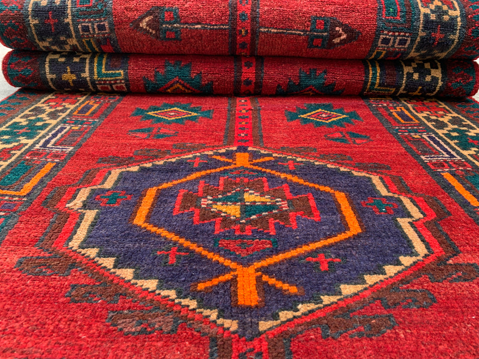 7'8 x 3'1 Handgeknoopt Perzisch wollen loperkleed in rood, marineblauw & ivoor met tribaal geometrisch medaillonontwerp | KBHM-1051