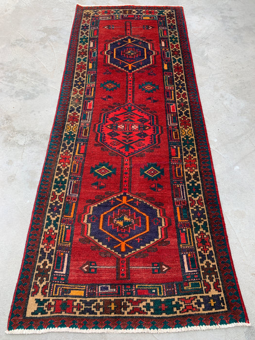 7'8 x 3'1 Handgeknoopt Perzisch wollen loperkleed in rood, marineblauw & ivoor met tribaal geometrisch medaillonontwerp | KBHM-1051