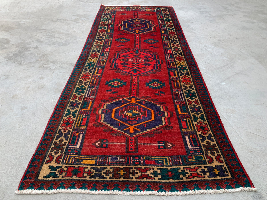 7'8 x 3'1 Handgeknoopt Perzisch wollen loperkleed in rood, marineblauw & ivoor met tribaal geometrisch medaillonontwerp | KBHM-1051