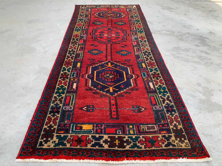 7'8 x 3'1 Handgeknoopt Perzisch wollen loperkleed in rood, marineblauw & ivoor met tribaal geometrisch medaillonontwerp | KBHM-1051
