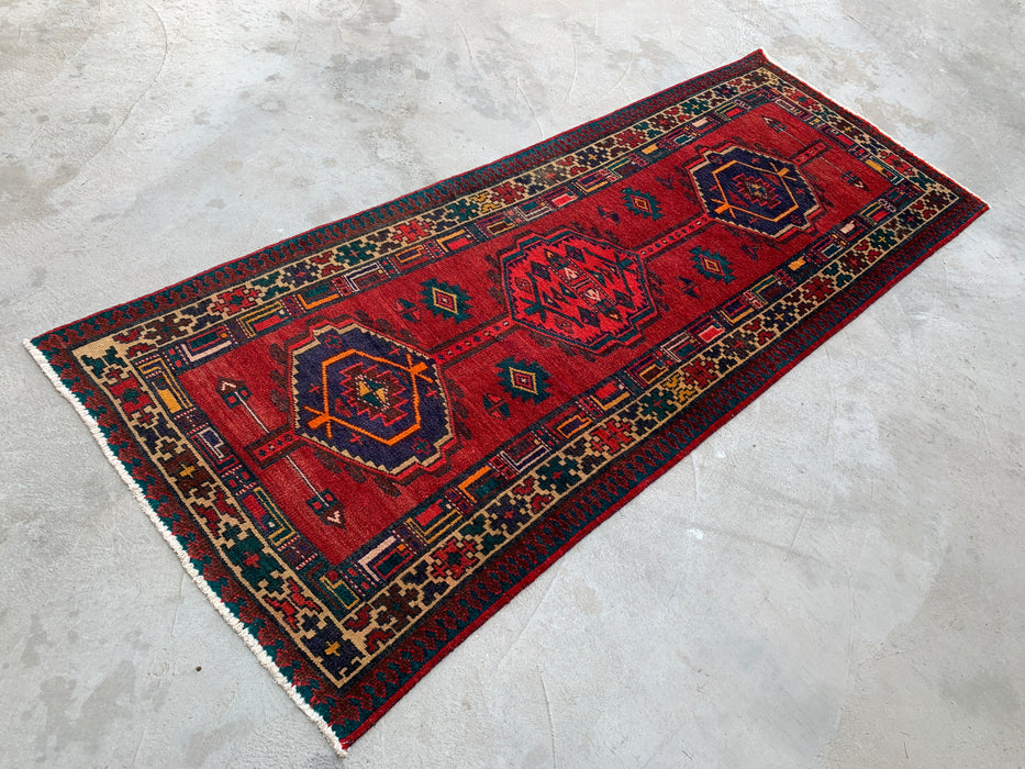 7'8 x 3'1 Handgeknoopt Perzisch wollen loperkleed in rood, marineblauw & ivoor met tribaal geometrisch medaillonontwerp | KBHM-1051