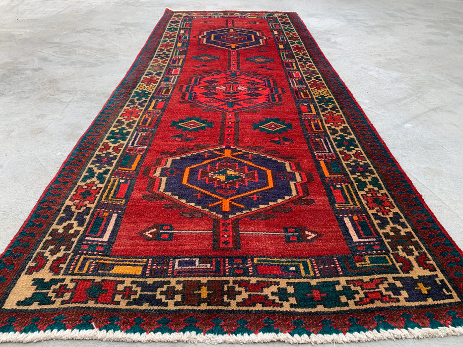 7'8 x 3'1 Handgeknoopt Perzisch wollen loperkleed in rood, marineblauw & ivoor met tribaal geometrisch medaillonontwerp | KBHM-1051