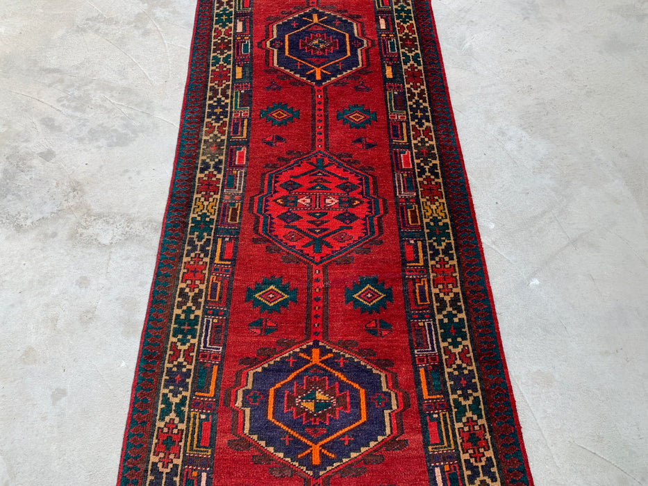 7'8 x 3'1 Handgeknoopt Perzisch wollen loperkleed in rood, marineblauw & ivoor met tribaal geometrisch medaillonontwerp | KBHM-1051