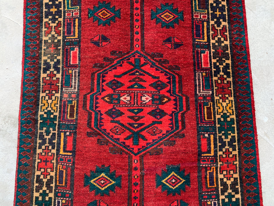 7'8 x 3'1 Handgeknoopt Perzisch wollen loperkleed in rood, marineblauw & ivoor met tribaal geometrisch medaillonontwerp | KBHM-1051
