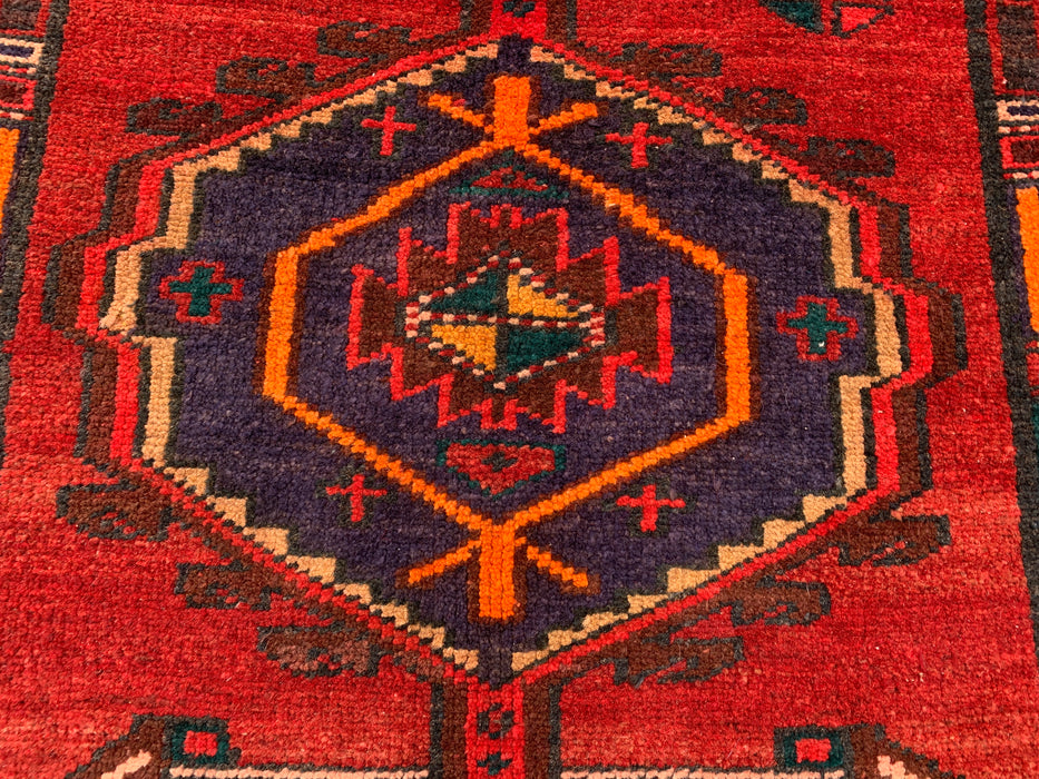 7'8 x 3'1 Handgeknoopt Perzisch wollen loperkleed in rood, marineblauw & ivoor met tribaal geometrisch medaillonontwerp | KBHM-1051