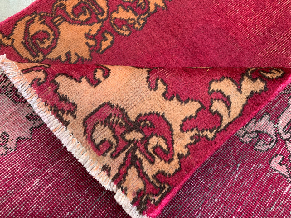 11'3 x 2'10 handgeknoopt Perzisch wollen loperkleed in magenta, beige & bruin met minimalistisch randontwerp | KBHM-1053