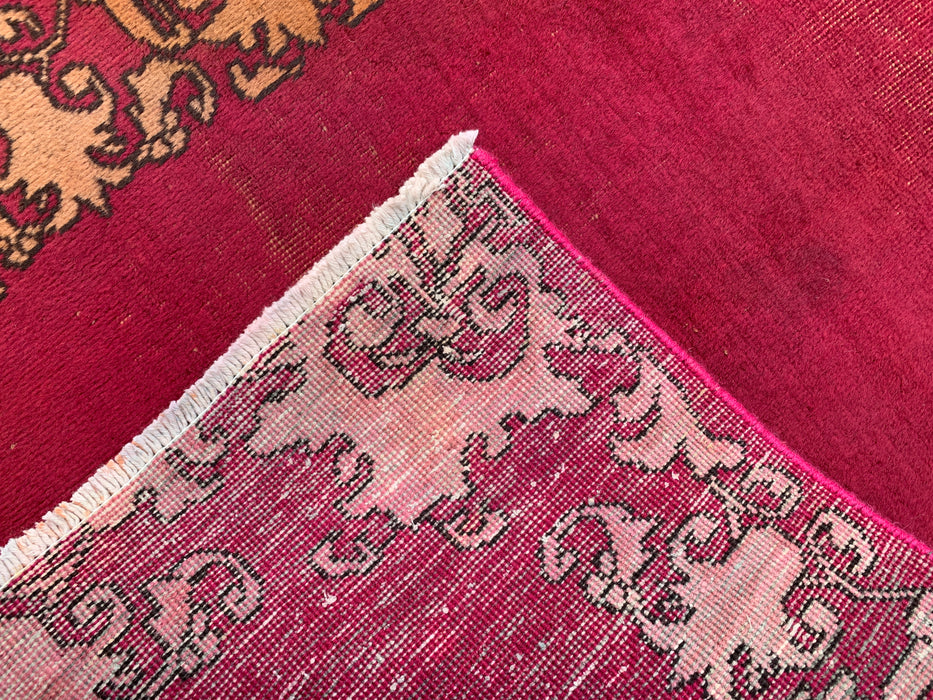 11'3 x 2'10 handgeknoopt Perzisch wollen loperkleed in magenta, beige & bruin met minimalistisch randontwerp | KBHM-1053