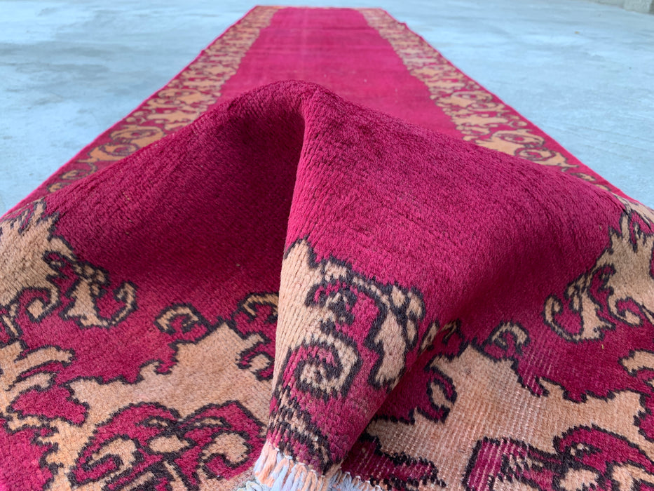 11'3 x 2'10 handgeknoopt Perzisch wollen loperkleed in magenta, beige & bruin met minimalistisch randontwerp | KBHM-1053