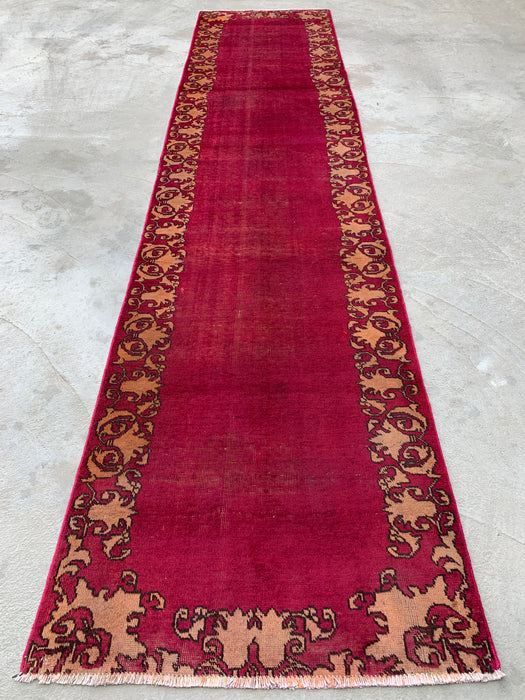 11'3 x 2'10 handgeknoopt Perzisch wollen loperkleed in magenta, beige & bruin met minimalistisch randontwerp | KBHM-1053