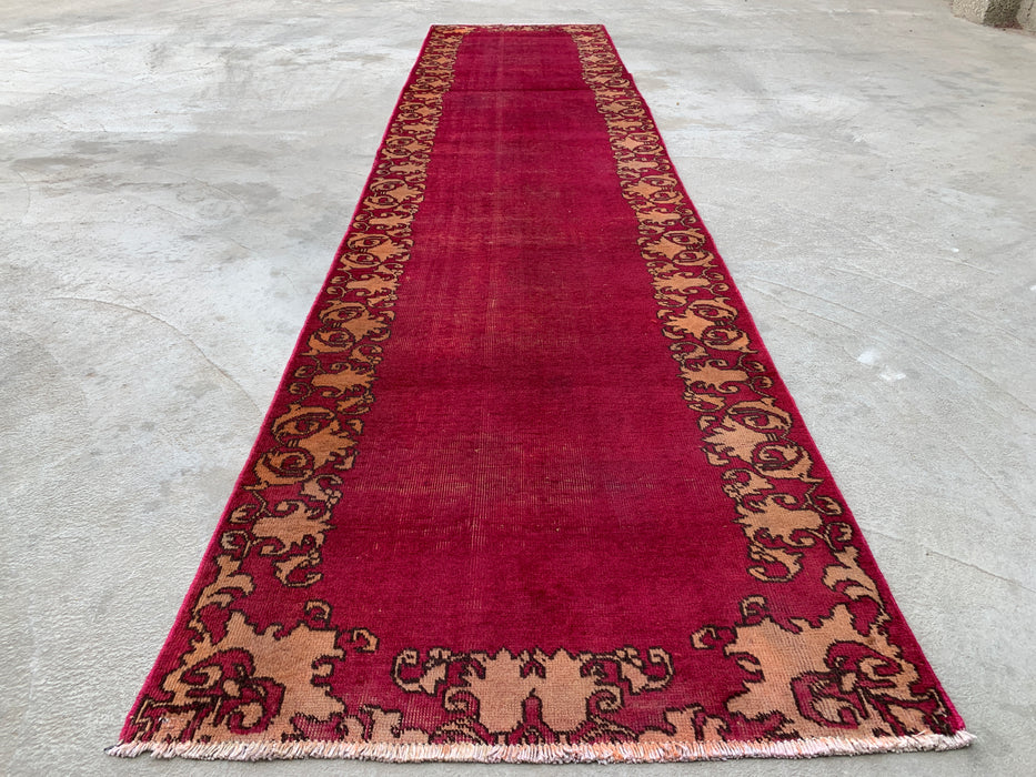 11'3 x 2'10 handgeknoopt Perzisch wollen loperkleed in magenta, beige & bruin met minimalistisch randontwerp | KBHM-1053