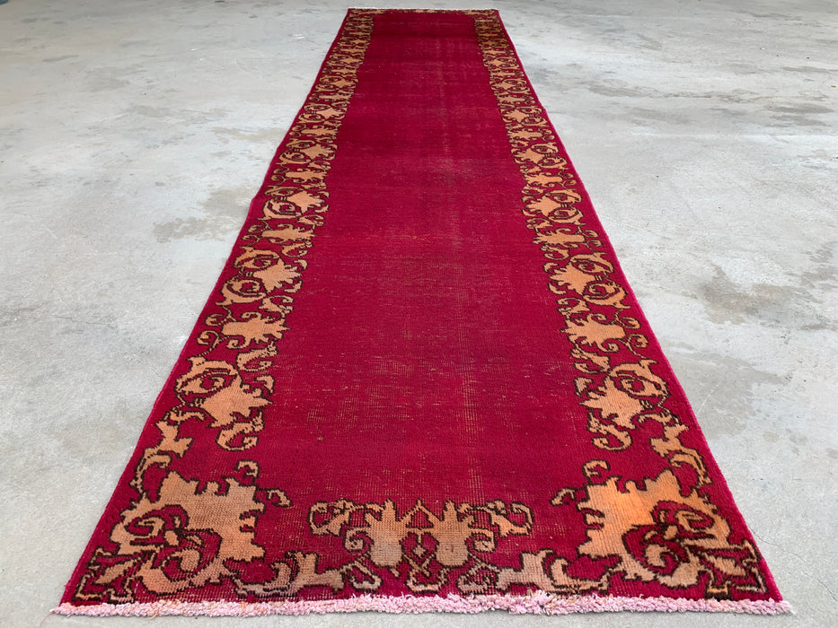 11'3 x 2'10 handgeknoopt Perzisch wollen loperkleed in magenta, beige & bruin met minimalistisch randontwerp | KBHM-1053