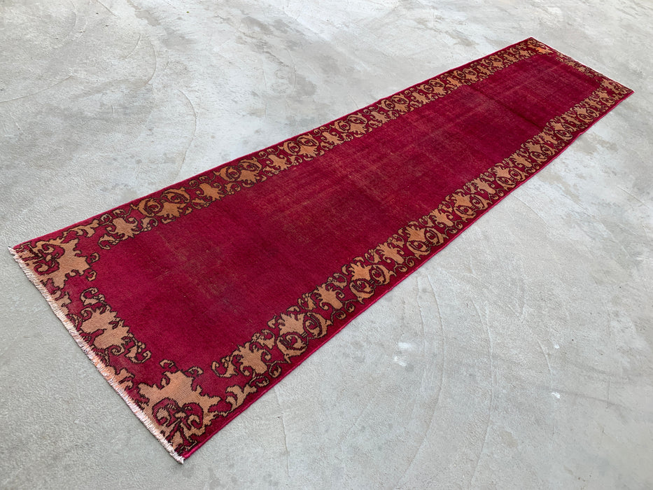 11'3 x 2'10 handgeknoopt Perzisch wollen loperkleed in magenta, beige & bruin met minimalistisch randontwerp | KBHM-1053