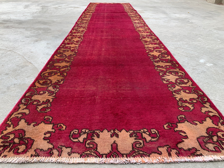 11'3 x 2'10 handgeknoopt Perzisch wollen loperkleed in magenta, beige & bruin met minimalistisch randontwerp | KBHM-1053