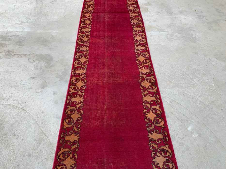 11'3 x 2'10 handgeknoopt Perzisch wollen loperkleed in magenta, beige & bruin met minimalistisch randontwerp | KBHM-1053