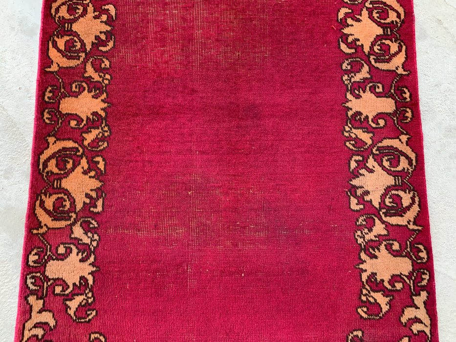 11'3 x 2'10 handgeknoopt Perzisch wollen loperkleed in magenta, beige & bruin met minimalistisch randontwerp | KBHM-1053