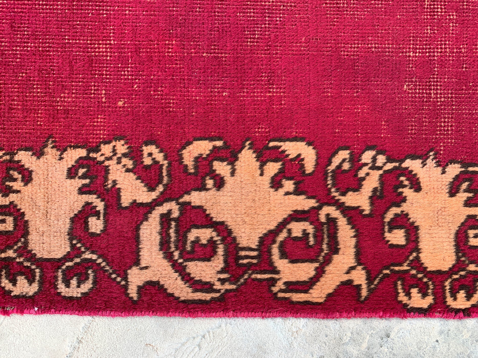 11'3 x 2'10 handgeknoopt Perzisch wollen loperkleed in magenta, beige & bruin met minimalistisch randontwerp | KBHM-1053