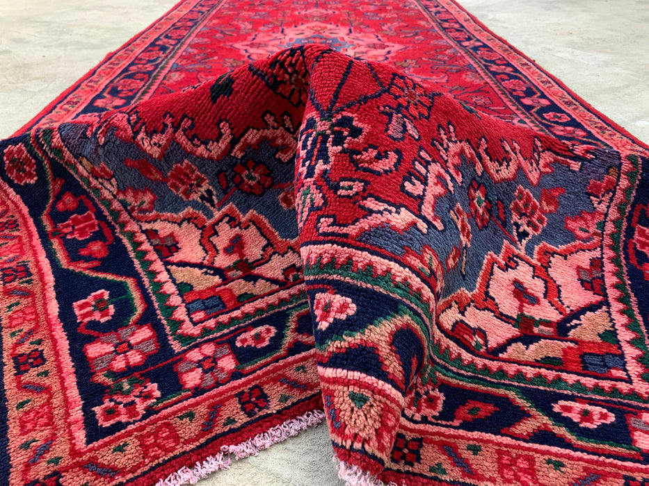 9'2 x 3'5 handgeknoopt Perzisch wollen loperkleed in rood, marineblauw & roze met traditioneel bloemenmedaillonontwerp | KBHM-1054