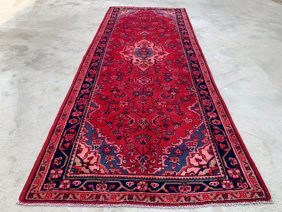 9'2 x 3'5 handgeknoopt Perzisch wollen loperkleed in rood, marineblauw & roze met traditioneel bloemenmedaillonontwerp | KBHM-1054