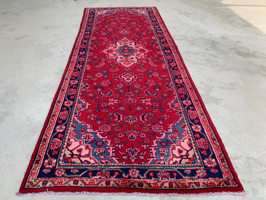 9'2 x 3'5 handgeknoopt Perzisch wollen loperkleed in rood, marineblauw & roze met traditioneel bloemenmedaillonontwerp | KBHM-1054