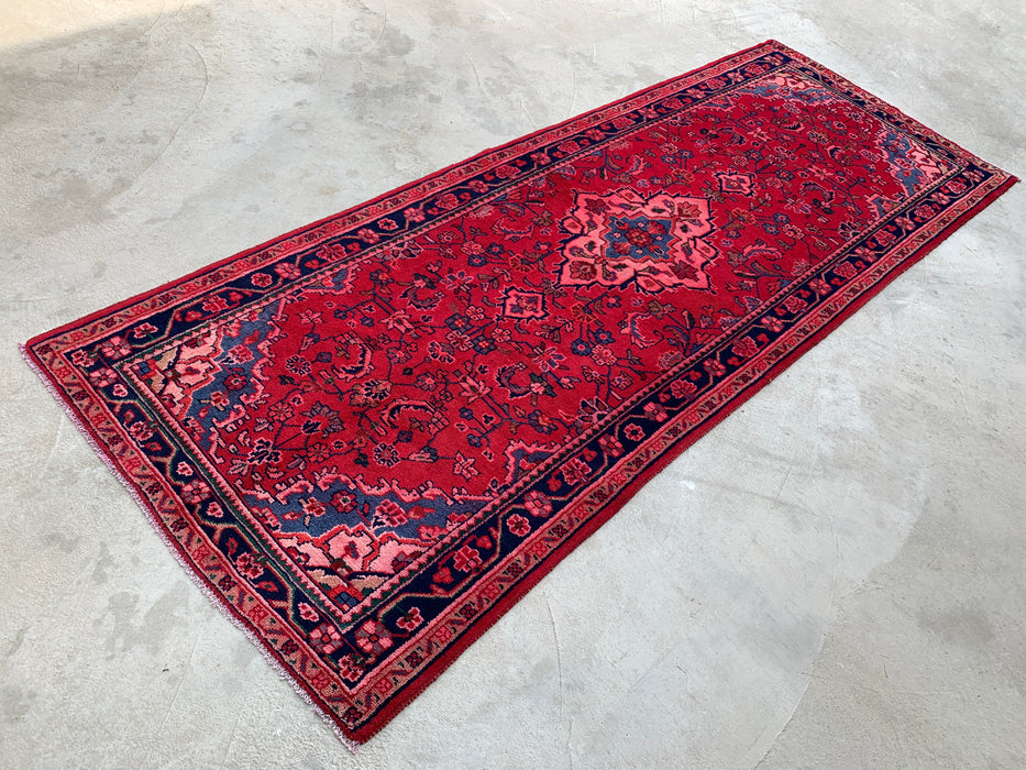 9'2 x 3'5 handgeknoopt Perzisch wollen loperkleed in rood, marineblauw & roze met traditioneel bloemenmedaillonontwerp | KBHM-1054