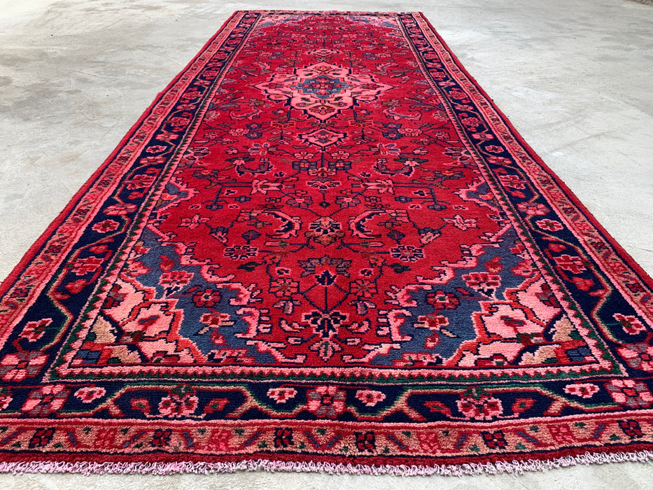9'2 x 3'5 handgeknoopt Perzisch wollen loperkleed in rood, marineblauw & roze met traditioneel bloemenmedaillonontwerp | KBHM-1054