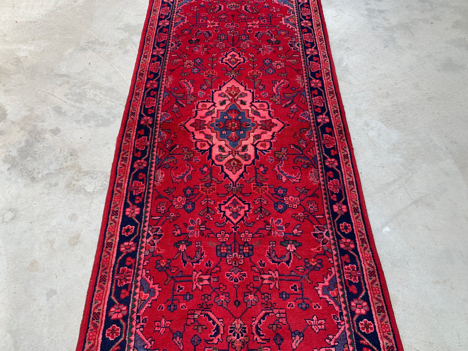 9'2 x 3'5 handgeknoopt Perzisch wollen loperkleed in rood, marineblauw & roze met traditioneel bloemenmedaillonontwerp | KBHM-1054