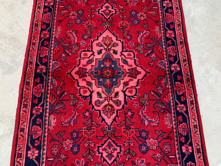 9'2 x 3'5 handgeknoopt Perzisch wollen loperkleed in rood, marineblauw & roze met traditioneel bloemenmedaillonontwerp | KBHM-1054